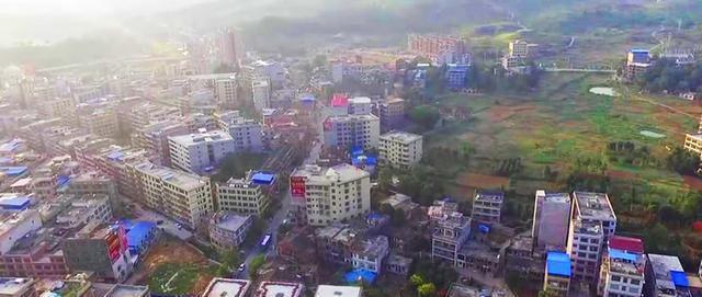 湖南邵陽(yáng)縣最大的鄉(xiāng)鎮(zhèn),人口約10萬(wàn),是全國(guó)重點(diǎn)鎮(zhèn)之一